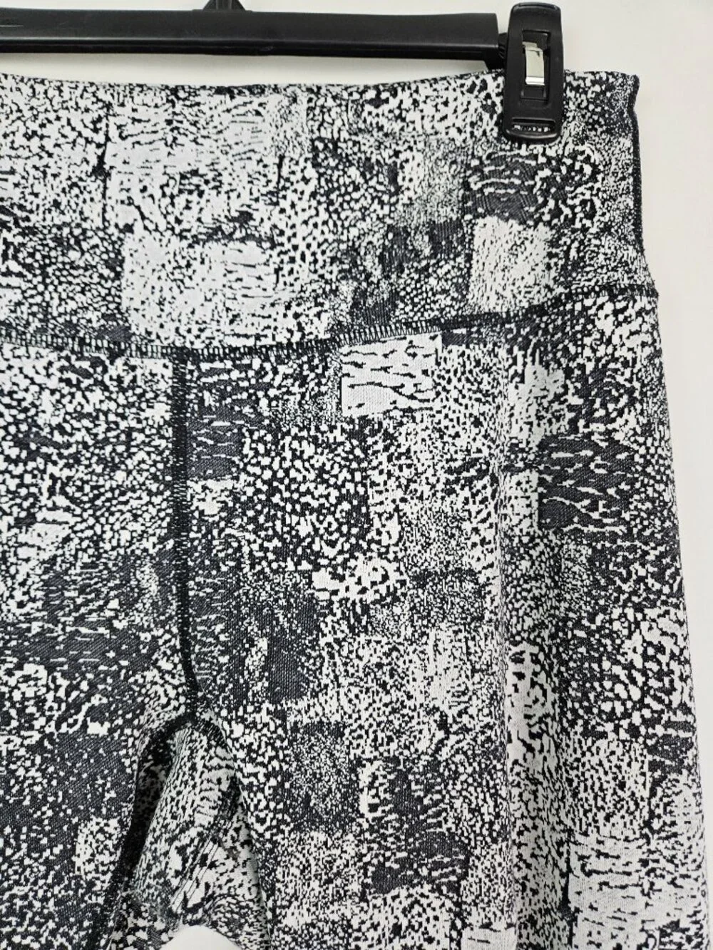 Zella Black/White Textured Static Abstract Print Legging L - Picture 3 of 10